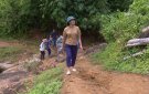 Đồng chí Phó Bí thư Thường trực Huyện ủy kiểm tra công tác khắc phục hậu quả mưa lũ tại các bản Khà, Mùa Xuân, Xía Nọi xã Sơn thủy